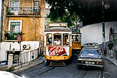 Lisbona - Il tram n. 28 nelle strade del quartiere Alfama tram pi� moderni non riescono a superare curve simili.